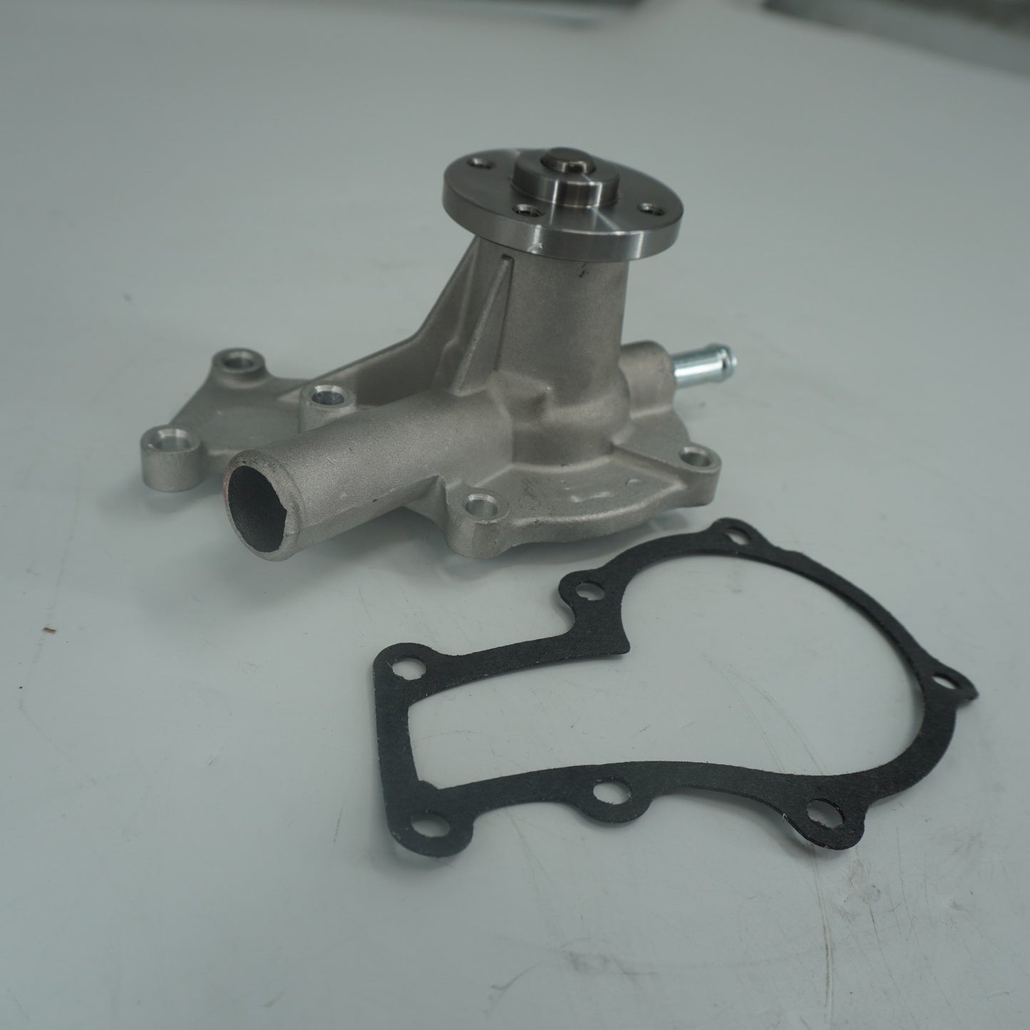 Water Pump 19883-73030 for Kubota D662 D722 D902 Z482 G1700 G1800 G2000 G6200H
