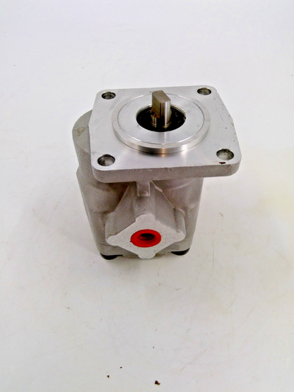 Hydraulic Pump 67810-76100 67810-76102 for Kubota B1550 B1750 B5200 B6200 B7200