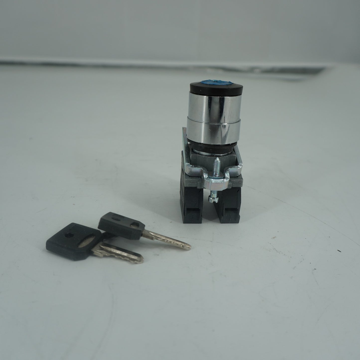 Key Switch 124121GT for Genie AWP DPL IWP Super Series Vertical GR-08 GR-12