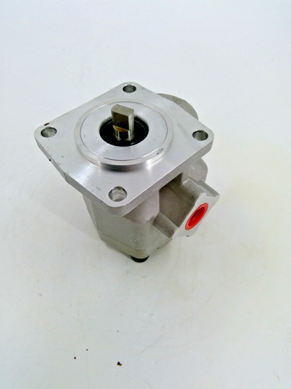 Hydraulic Pump 67810-76100 67810-76102 for Kubota B1550 B1750 B5200 B6200 B7200